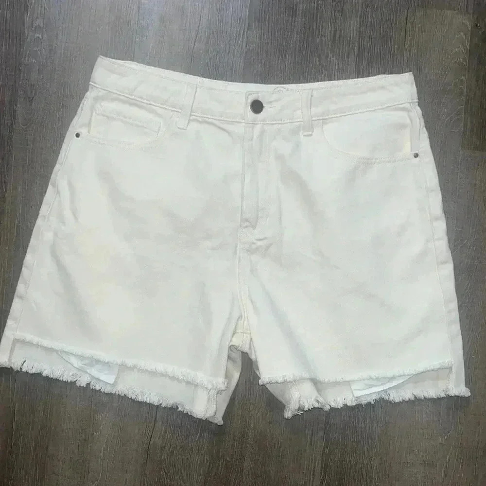 Nordstrom women’s cream shorts size 32